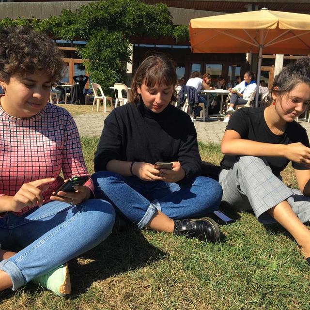 Balkiss, Coline et Zoé, trois étudiantes attachées à leur smartphone. [RTS - Isabelle Fiaux]