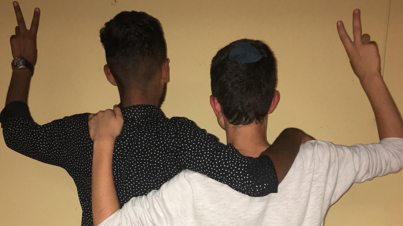 Mohammad ( gauche), 16 ans, Palestinien de Yatta en Cisjordanie, et Tzvi (droite), 17 ans, Israëlien de Gush Etzion. [RTS - Yves Zahno]