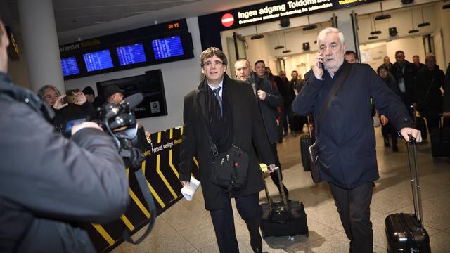 Carles Puigdemont (centre) à son arrivée à l'aéroport de Copenhague, ce lundi 22 janvier 2018. [. EPA - TARIQ MIKKEL KHAN]