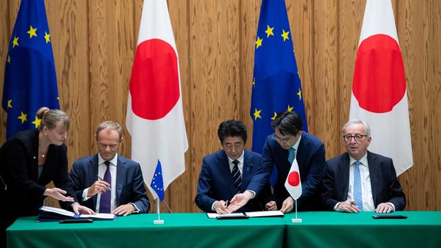 Signature du traité de libre échange à Tokyo, avec (de gauche à droite), Donald Tusk, Shinzo Abe et Jean-Claude Juncker. [reuters - Martin Poolvia]