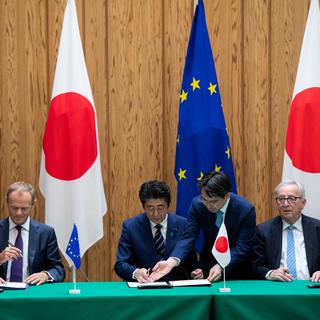 Signature du traité de libre échange à Tokyo, avec (de gauche à droite), Donald Tusk, Shinzo Abe et Jean-Claude Juncker. [reuters - Martin Poolvia]