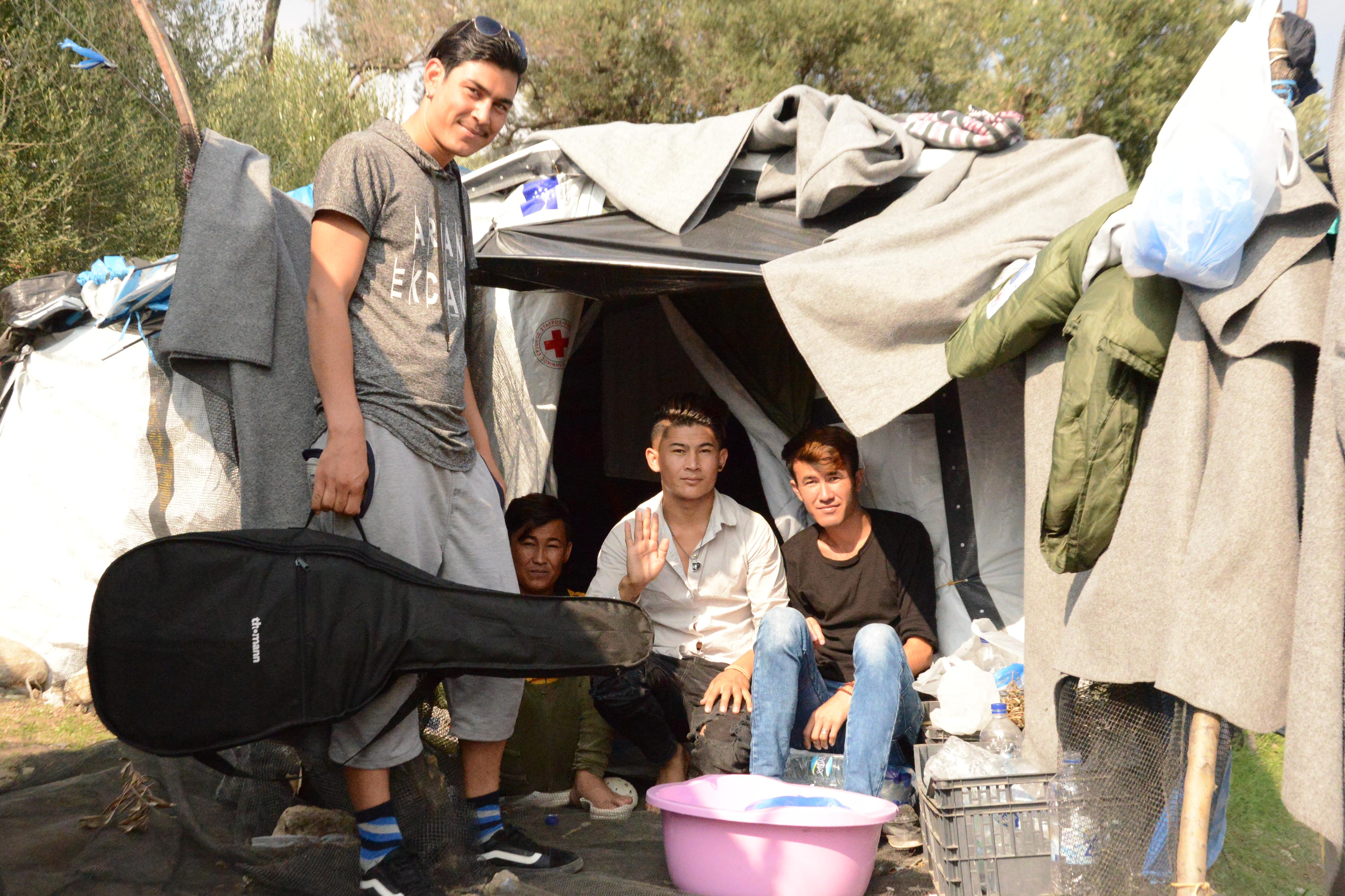 Des migrants vivent sous une tente dans le camp de Moria, sur l'île grecque de Lesbos. [RTS - Angélique Kourounis]