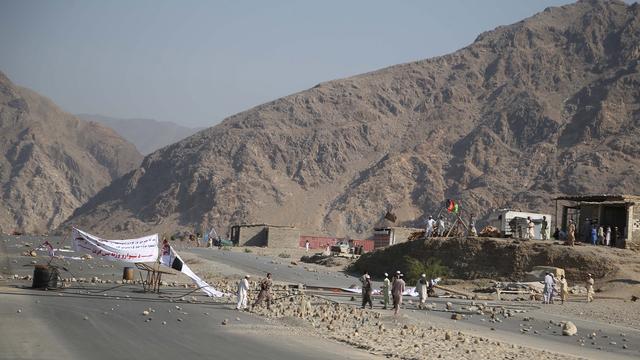 La manifestation se tenait sur le grand axe routier reliant Jalalabad, capitale de la province, à la frontière pakistanaise. [Keystone - Ghulamullah Habibi]