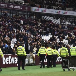 La police a dû intervenir samedi lorsque des supporters de Lille et de West Ham ont envahi la pelouse. [Keystone - Daniel Hambury - PA via AP]