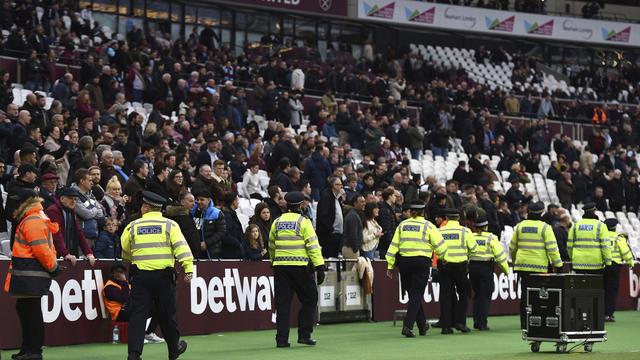 La police a dû intervenir samedi lorsque des supporters de Lille et de West Ham ont envahi la pelouse. [Keystone - Daniel Hambury - PA via AP]