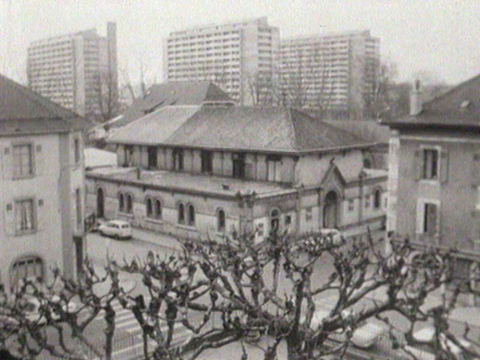 Le premier Théâtre de Carouge, dans une église désaffectée de la rue Jacques-Dalphin. [RTS]