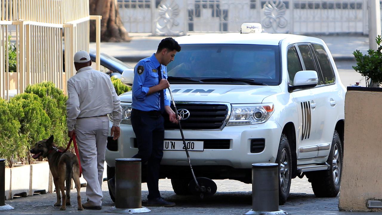 Un véhicule de l'Organisation pour l'interdiction des armes chimiques (OIAC) passe un contrôle de sécurité à son arrivé à Damas. [Reuters - Ali Hashisho]