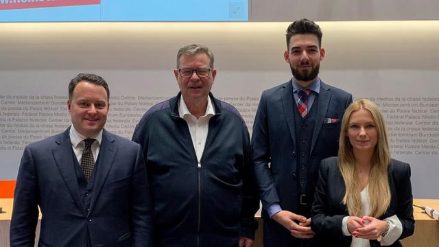 Sebastian Frehner (UDC-BS), Toni Bortoluzzi (UDC-ZH), le président des Jeunes PLR Nicolas A. Rimoldi et la présidente des Jeunes UDC zürichois Camille Lothe (de g. à d., font partie du comité bourgeois contre la réforme de la fiscalité des entreprises. [Comité "Bürgerliches Nein zur STAF" - Capture d'écran Twitter]