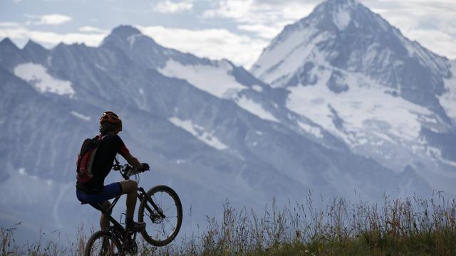 Nouveau segment touristique intéressant pour la Suisse, le VTT peut entraîner des conflits. [Keystone - Valentin Flauraud]