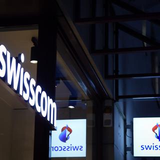 Le logo de Swisscom à l'entrée d'une boutique de la banlieue zurichoise. [Keystone - Melanie Duchene]