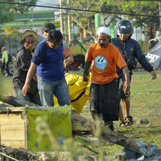 Le séisme et le tsunami ont fait près de 400 morts en Indonésie. [AP Photo/Keytone - Rifki]