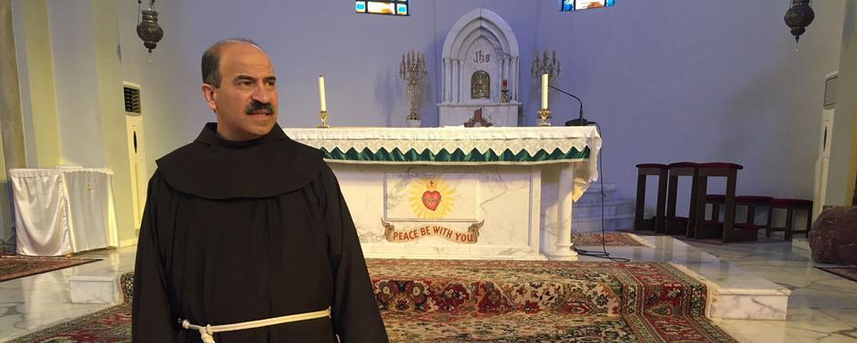 Le Père Atef dans son église du Sacré-Cœur de Lattaquié, en Syrie. [RTS - Alexandre Habay]