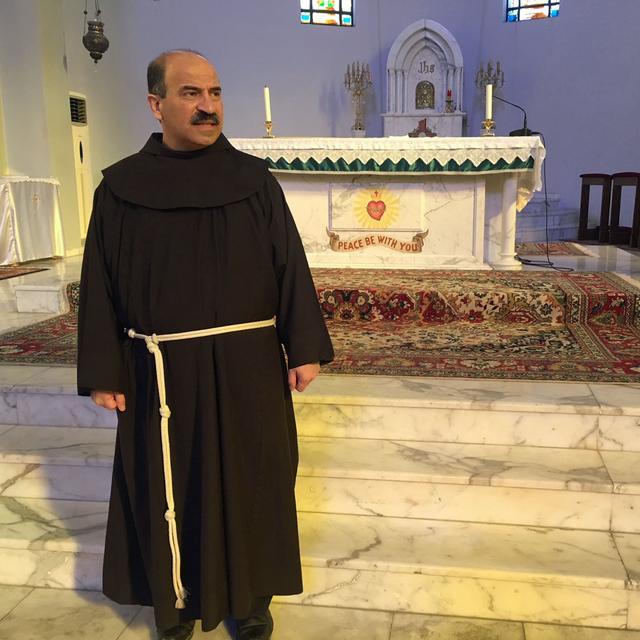 Le Père Atef dans son église du Sacré-Cœur de Lattaquié, en Syrie. [RTS - Alexandre Habay]