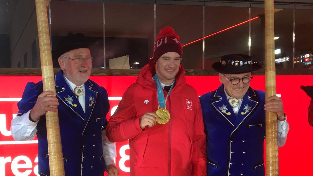 Dario Cologna pose avec sa médaille d'or. [Galaud]