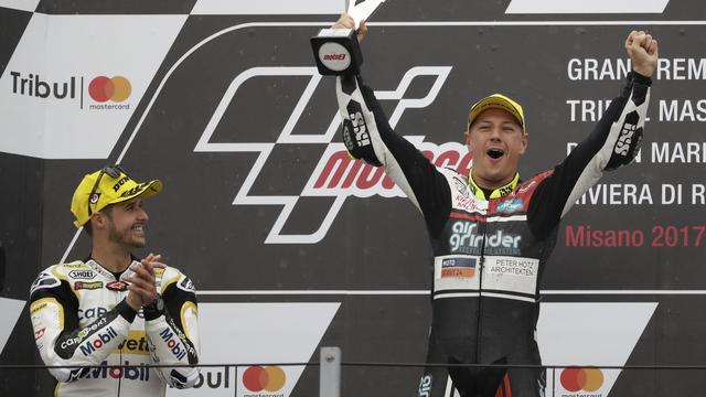 La joie d'Aegerter lors de son succès à Saint-Marin en Moto2 le 10 septembre 2017. [Antonio Calanni]