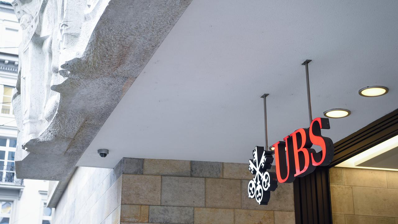 Le logo d'UBS à l'entrée du siège de la banque sur la Paradeplatz à Zurich. [Keystone - Mélanie Duchêne]