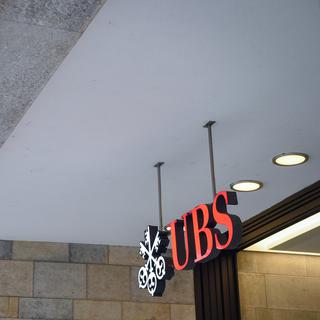 Le logo d'UBS à l'entrée du siège de la banque sur la Paradeplatz à Zurich. [Keystone - Mélanie Duchêne]