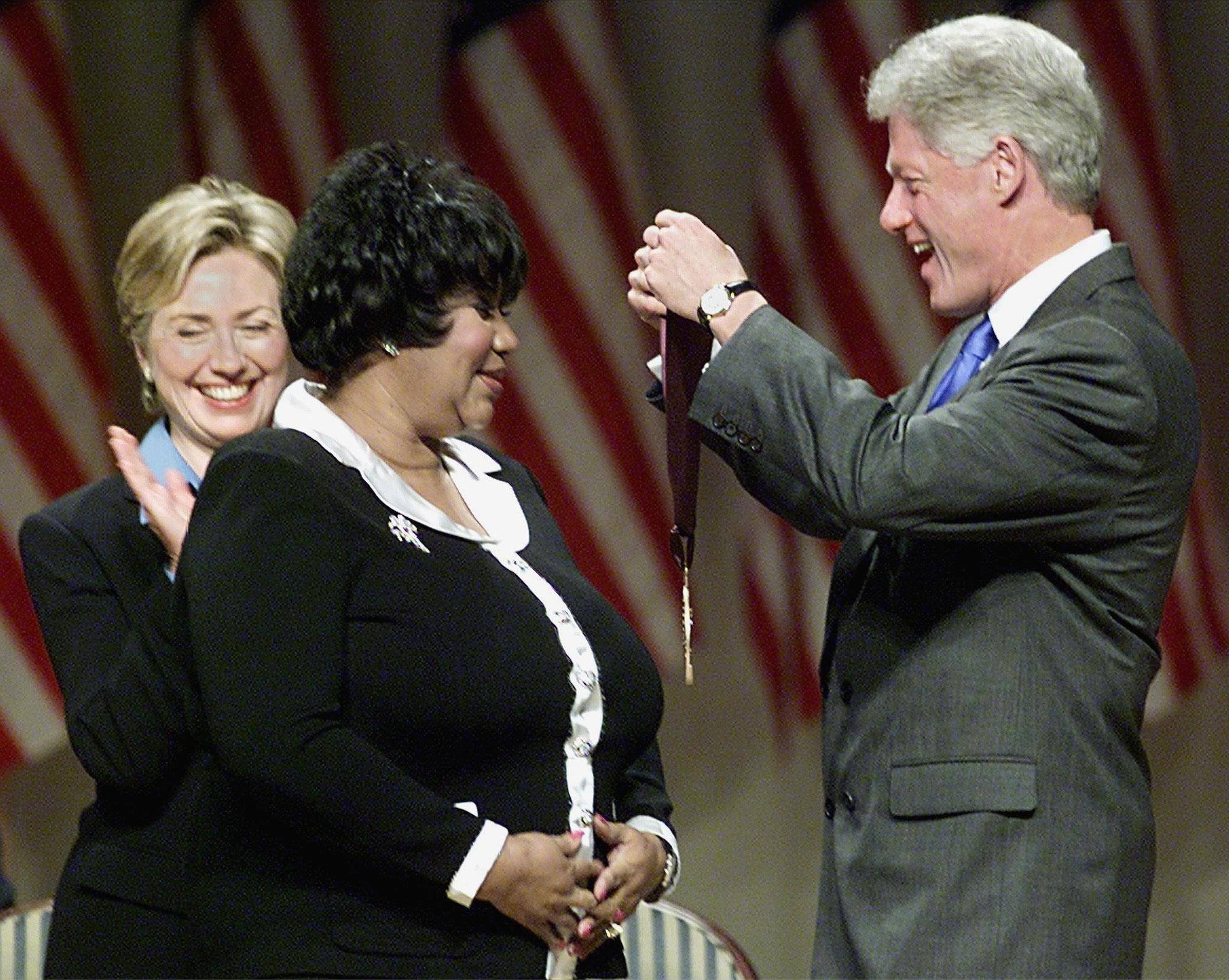 Aretha Franklin reçoit des mains de Bill Clinton la médaille nationale des Arts, en 1999. [AFP - STEPHEN JAFFE]