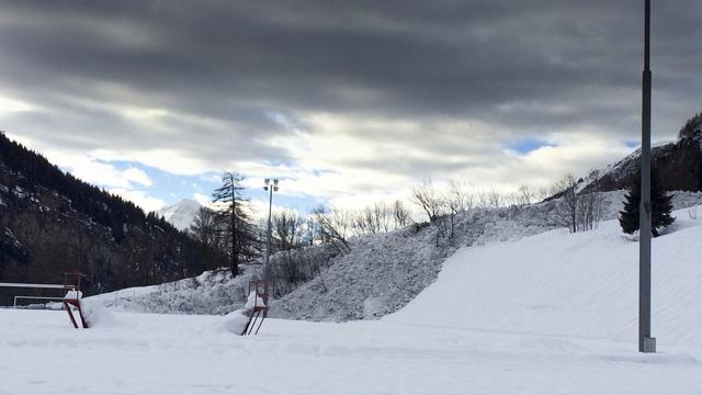 La fin d'une coulée d'avalanche photographiée ce vendredi 5 janvier à Loèche-les-Bains, en Valais. [Keystone - Corinne Sieber]