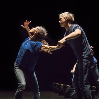 Une image du spectacle "Blue Moves" du chorégraphe et danseur Rudi van der Merwe. [facebook.com/adc.danse.contemporaine - Gregory Batardon]