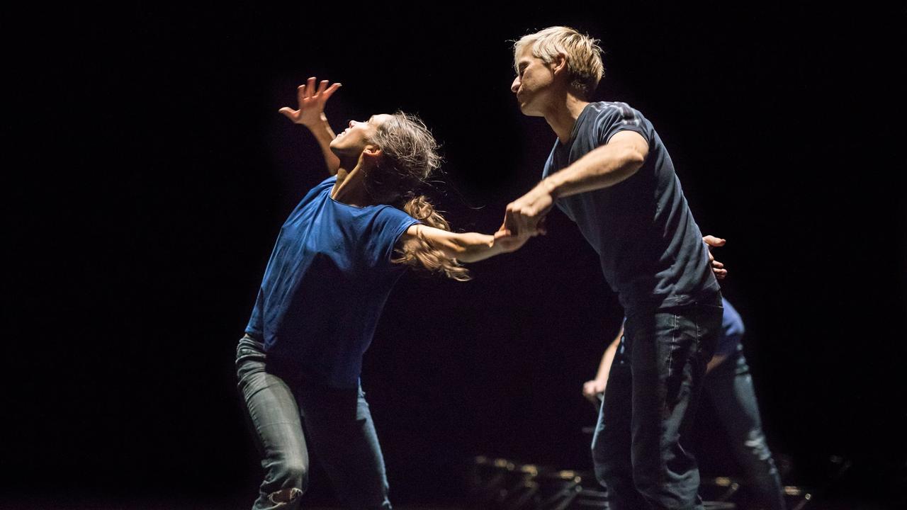 Une image du spectacle "Blue Moves" du chorégraphe et danseur Rudi van der Merwe. [facebook.com/adc.danse.contemporaine - Gregory Batardon]