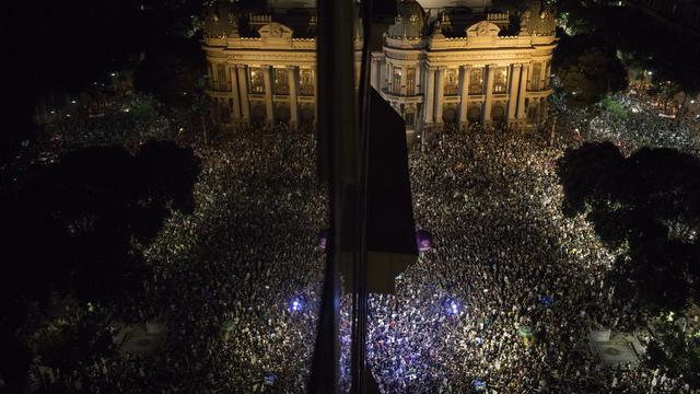 Rassemblement devant le Théâtre municipal de Rio de Janeiro pendant la manifestation à la mémoire de Marielle Franco. [AP Photo - Leo Correa]