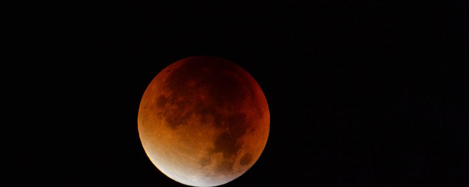 Il sera possible d’assister vendredi à la plus longue éclipse de Lune du 21e siècle. [AP/Keystone - Kerstin Joensson]