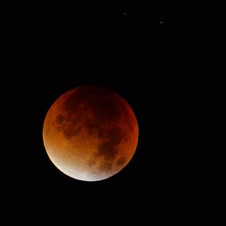 Il sera possible d’assister vendredi à la plus longue éclipse de Lune du 21e siècle. [AP/Keystone - Kerstin Joensson]
