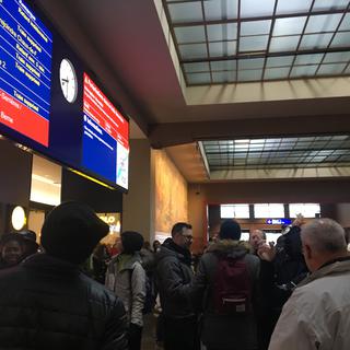 La gare de Neuchâtel connaît de nombreux retards et interruptions de lignes CFF. [RTS - JR]