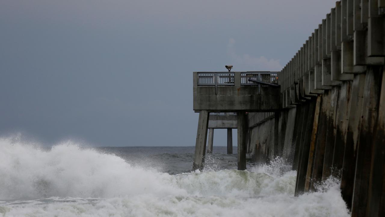 Des vagues s'écrasent sur les installations d'une plage de Floride, à l'apporche de l'ouragan Michael. [Reuters - Jonathan Bachman]
