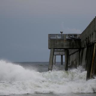 Des vagues s'écrasent sur les installations d'une plage de Floride, à l'apporche de l'ouragan Michael. [Reuters - Jonathan Bachman]