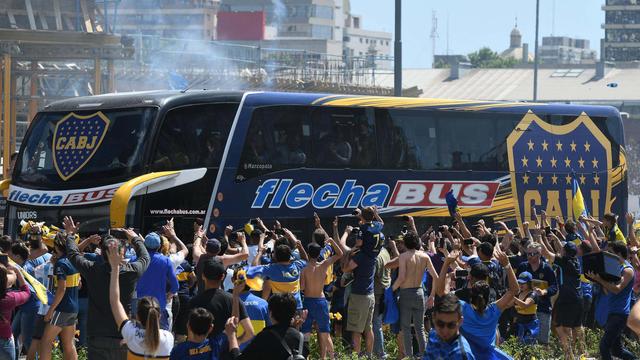 Le bus de Boca Juniors a été la cible de jets de pierre et de gaz lacrymogène. [José Romero]