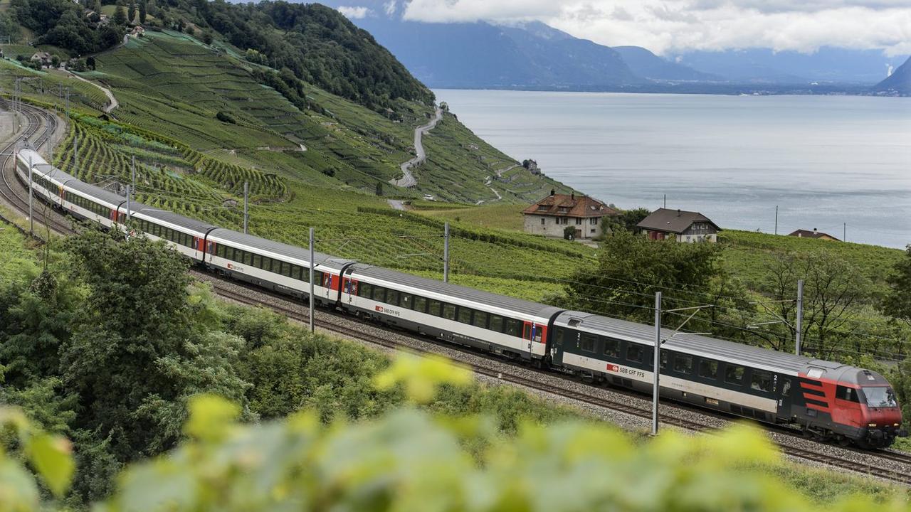 La ligne CFF Lausanne-Fribourg dans Lavaux (VD). [Keystone - Laurent Gillieron]