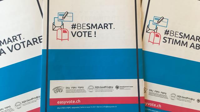 Un flyer easyvote. [RTS libre de droit - Jean de Preux]