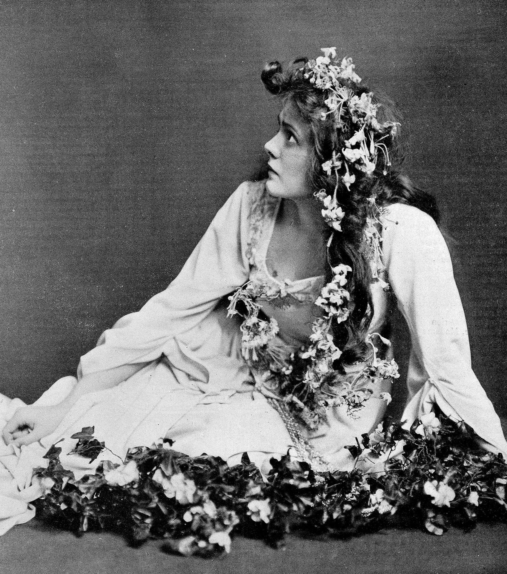 Lilly Brayton, actrice anglaise, interprétant le rôle d'Ophélie dans "Hamlet" de William Shakespeare, à Londres, en 1905. [AFP]