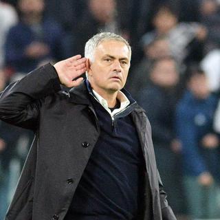 José Mourinho, entraîneur de Manchester United, salue après sa victoire sur la pelouse de Vieille Dame.