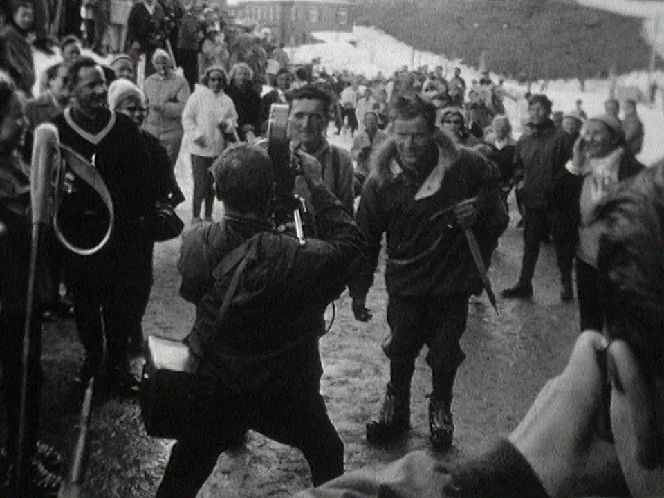 Toni Hiebeler et ses compagnons de cordée de retour de l'Eiger, 1961. [RTS]