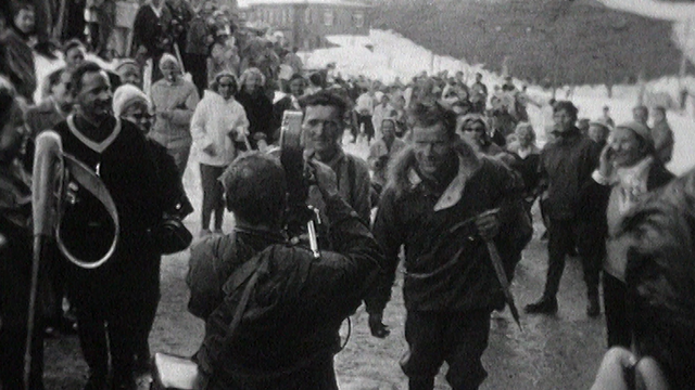 Toni Hiebeler et ses compagnons de cordée de retour de l'Eiger, 1961. [RTS]