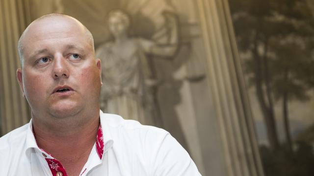 Le président de l'UDC fribourgeoise Ruedi Schläfli est également chef technique de l'association romande de lutte suisse, photographié ici le 8 août 2016. [Keystone - Jean-Christophe Bott]