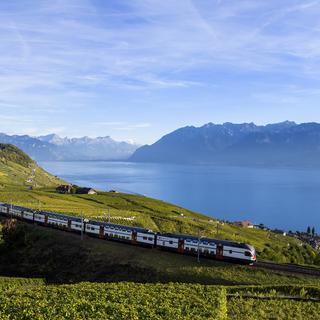 La ligne de Lavaux en direction de Berne sera fermée durant sept semaines. [Keystone - Jean-Christophe Bott]