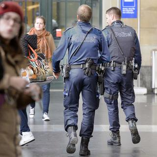 La police de Zurich a été victime de violences ce week-end (image d'illustration). [Keystone - Walter Bieri]