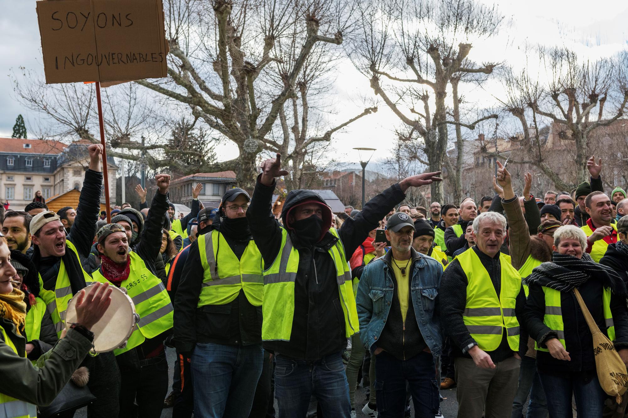 Des "gilets jaunes" manifestent devant la préfecture du Puy-en-Velay. [AFP - Thierry Zocclan]