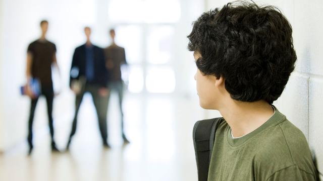 Le canton du Valais lance une vaste enquête pour faire le point sur le harcèlement scolaire. [AFP - AltoPress - PhotoAlto - Odilon Dimier]