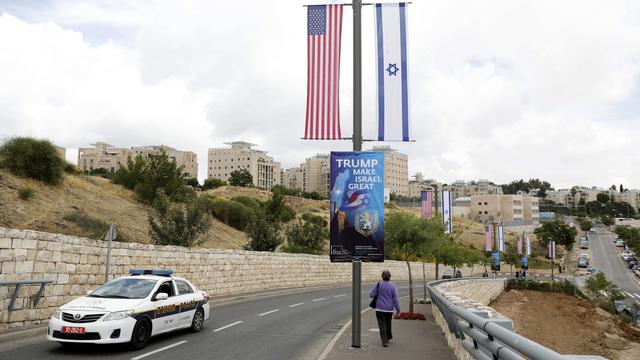 Un drapeau américain et un drapeau israélien côte à côte à Jérusalem. [AFP. - Gilles Bader]