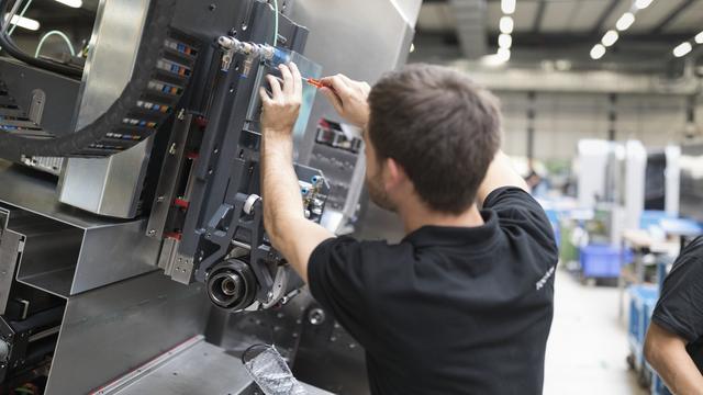 Un employé du producteur de machines-outil Tornos, à Moutier (BE). [Keystone - Gaetan Bally]