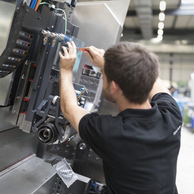 Un employé du producteur de machines-outil Tornos, à Moutier (BE). [Keystone - Gaetan Bally]