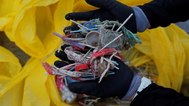 Des déchets platiques retrouvés sur une plage en Espagne. [Reuters - Jon Nazca]