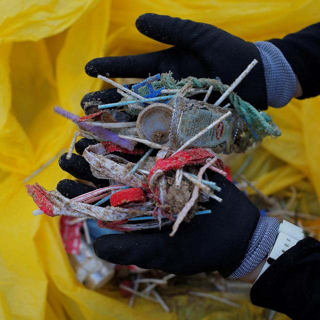 Des déchets platiques retrouvés sur une plage en Espagne. [Reuters - Jon Nazca]