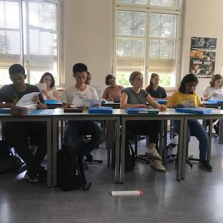 Un gymnase zurichois qui accueille des collégiens migrants pour les préparer à l'examen d'entrée. [RTS - Séverine Ambrus]