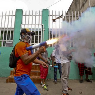 Un manifestant fait feu avec un mortier "fait maison", samedi à Masaya, au Nicaragua. [AP/Keystone - Esteban Felix]